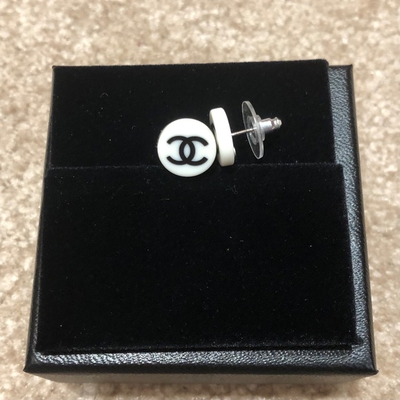 CHANEL Earrings - Picture 3 of 11